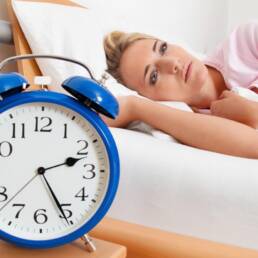 تحقیقات نشان می دهند که طب سوزنی اختلالات خواب را بر طرف می کند The Evidence Behind Acupuncture for Insomnia