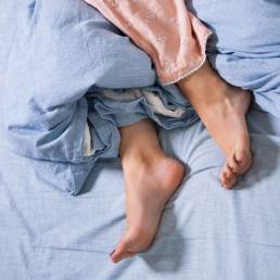 درمان سندروم پای بی قرار با طب سوزنی restless legs syndrome